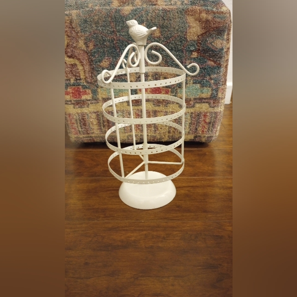 Spinning white accessories carousel. Bird detail.